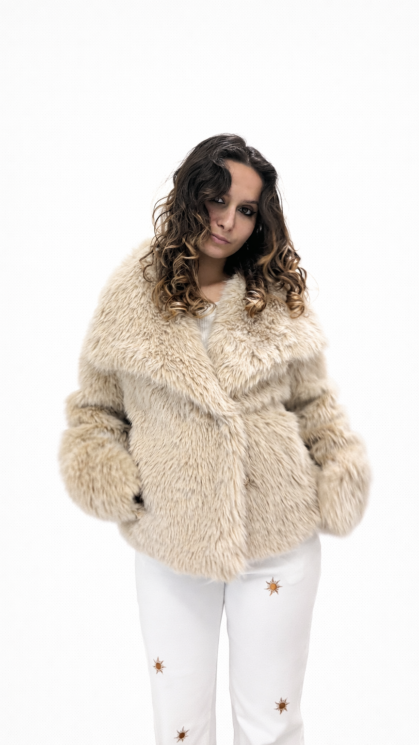 Veste courte en fausse fourrure