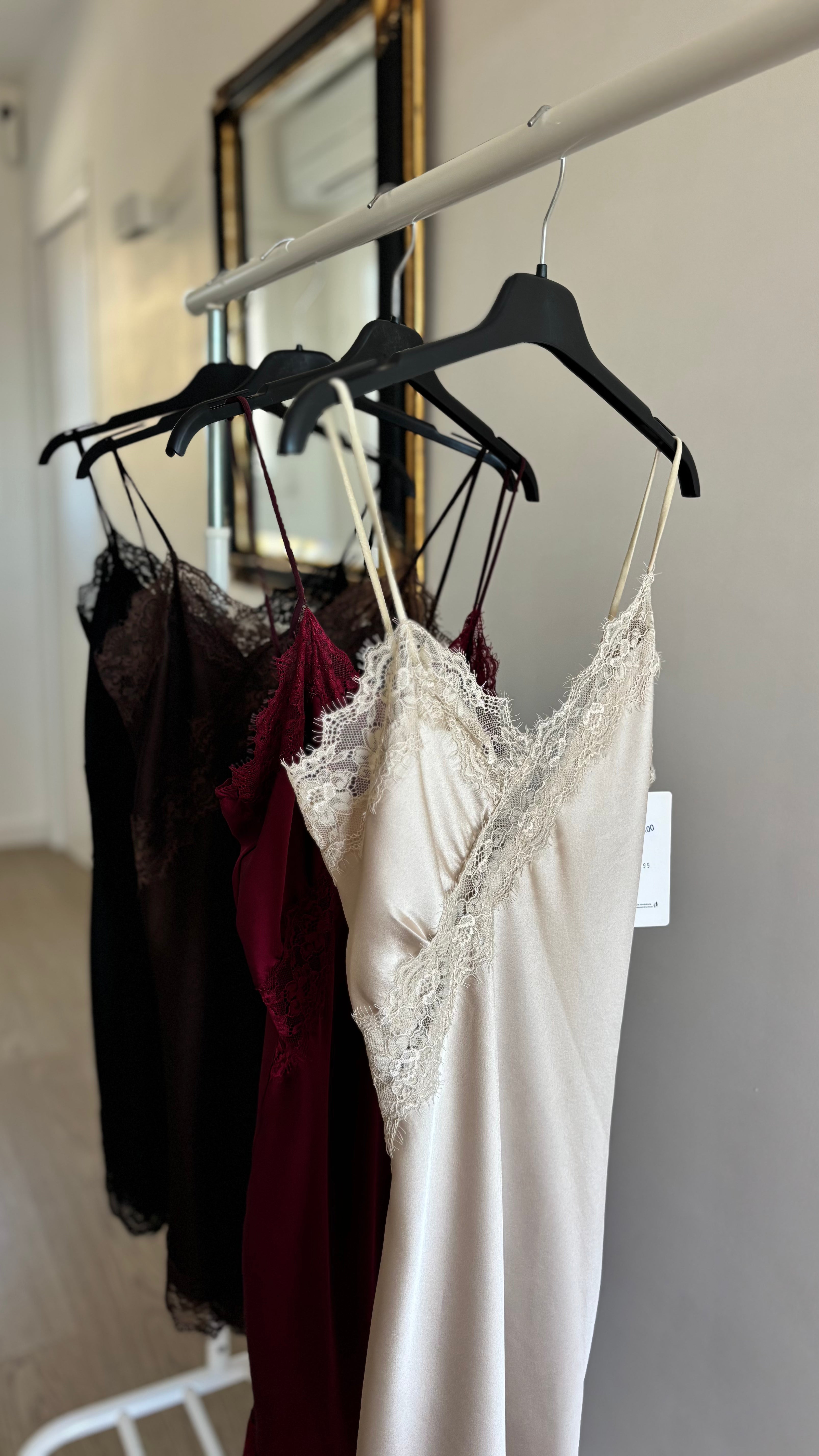 Robe dentelle asymétrique