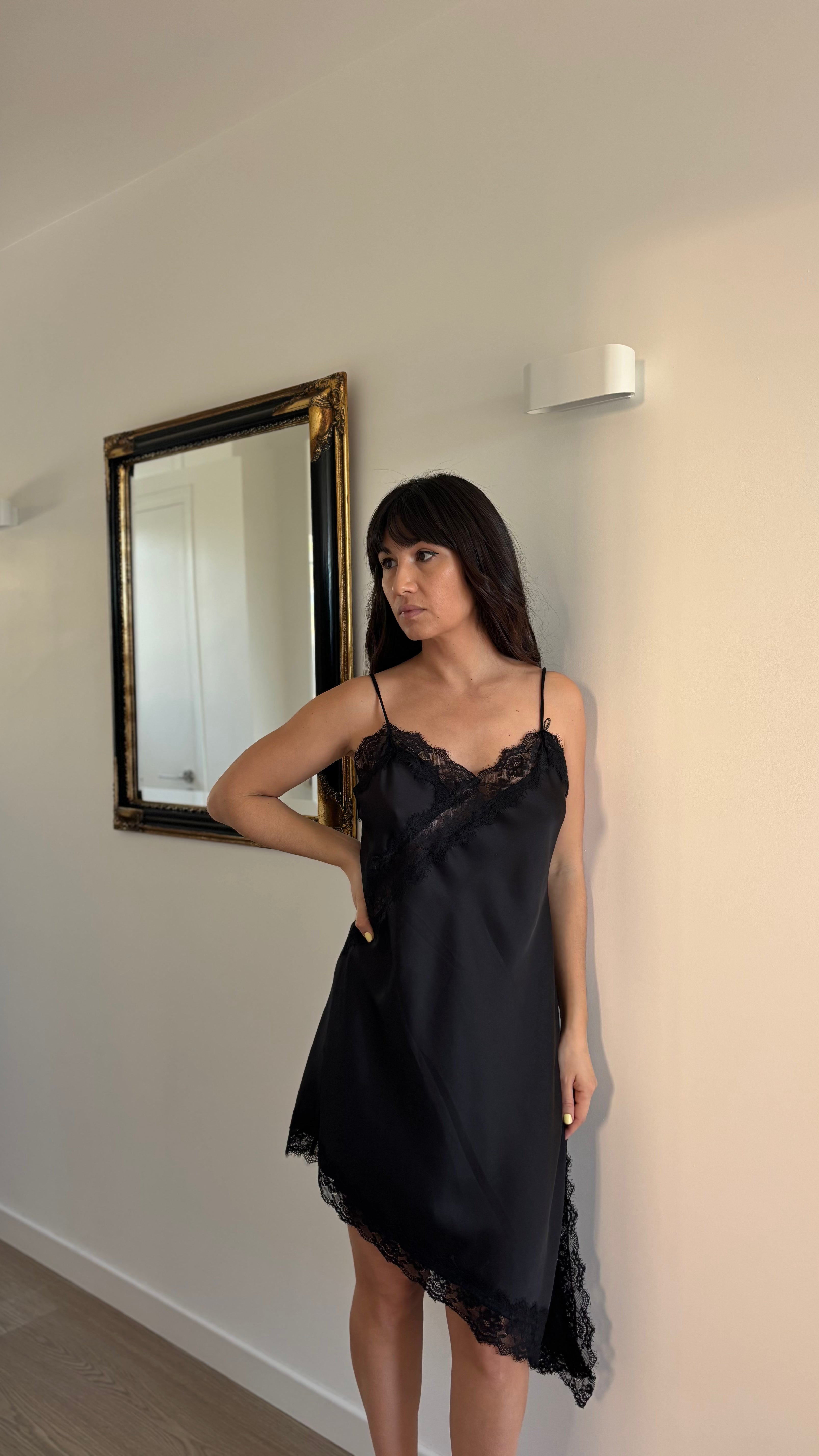 Robe dentelle asymétrique