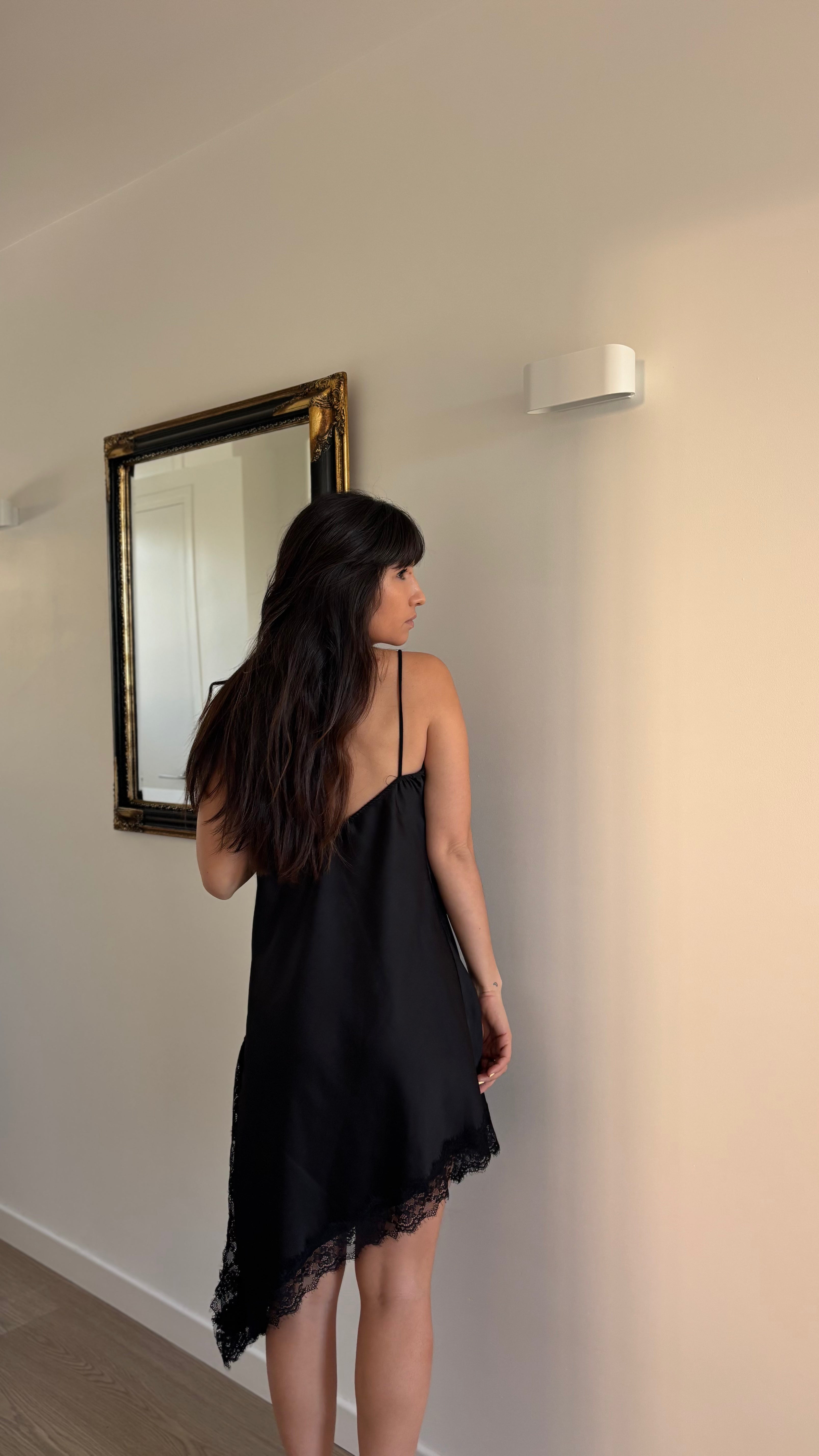 Robe dentelle asymétrique