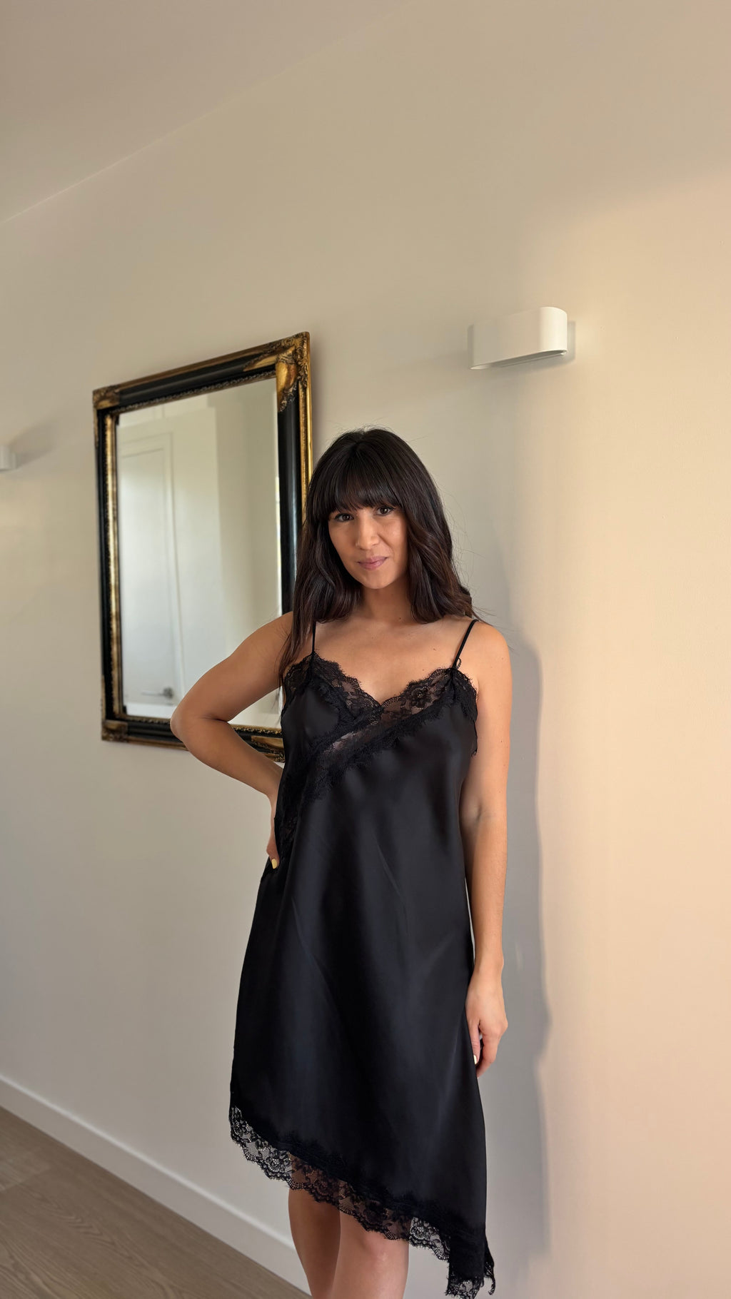 Robe dentelle asymétrique