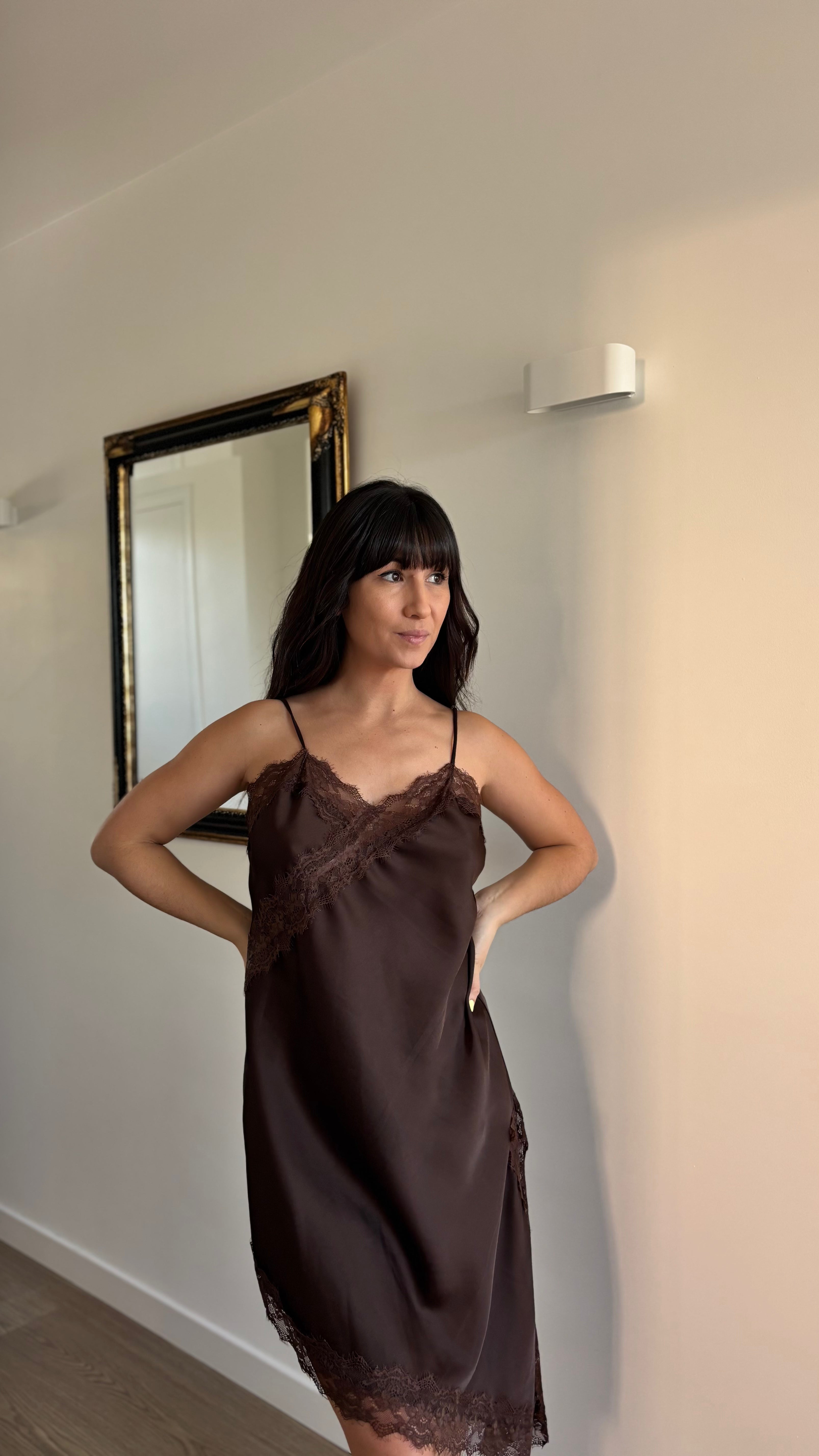 Robe dentelle asymétrique