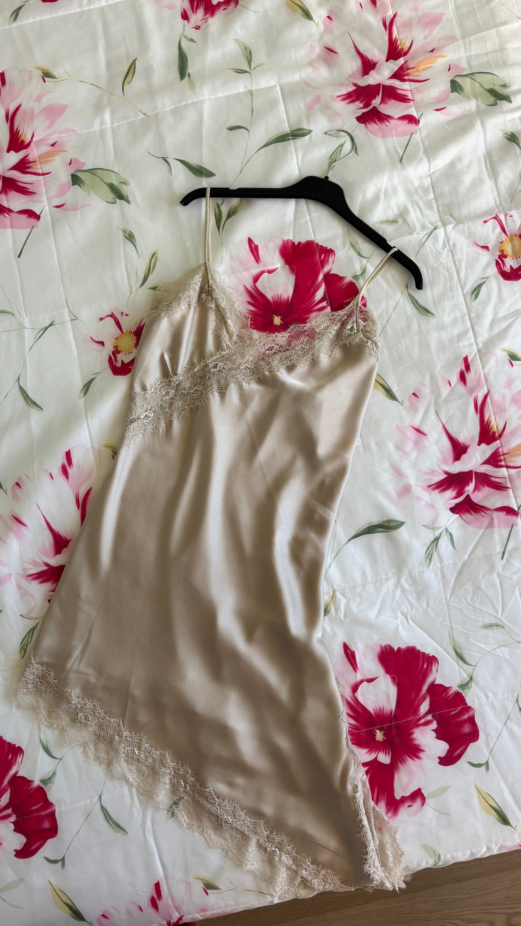 Robe dentelle asymétrique