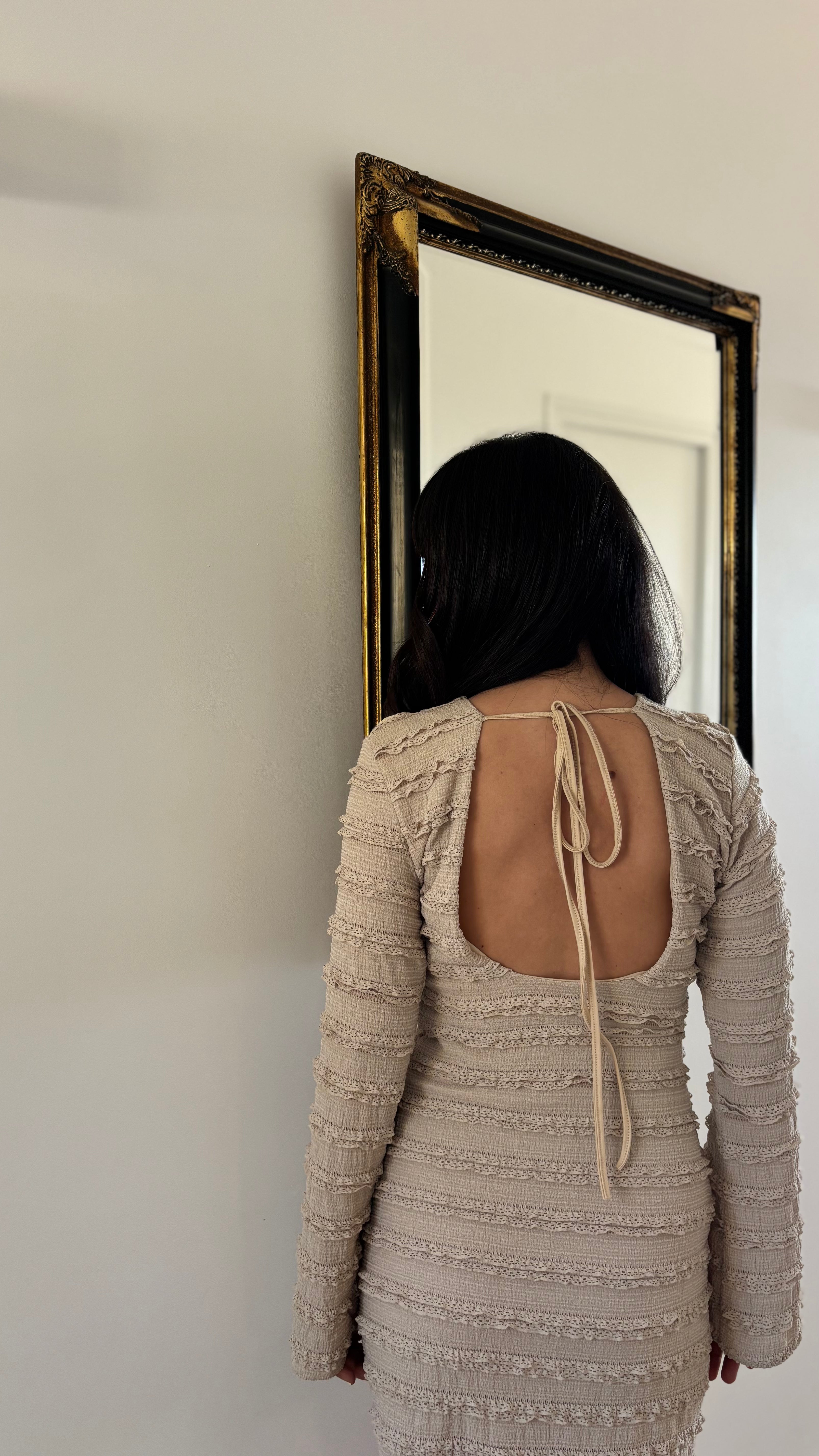 Robe courte dos nu plissée