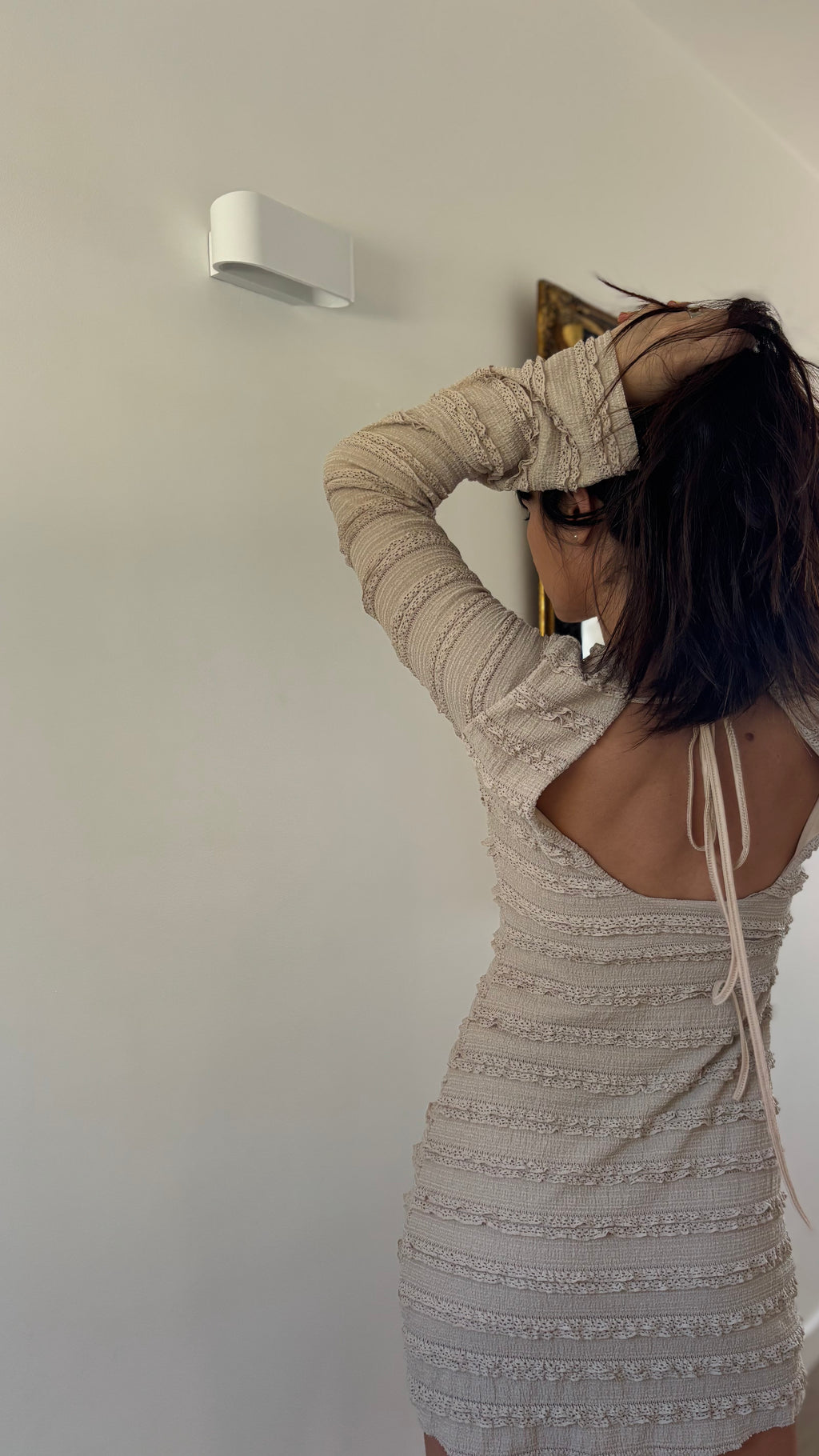 Robe courte dos nu plissée