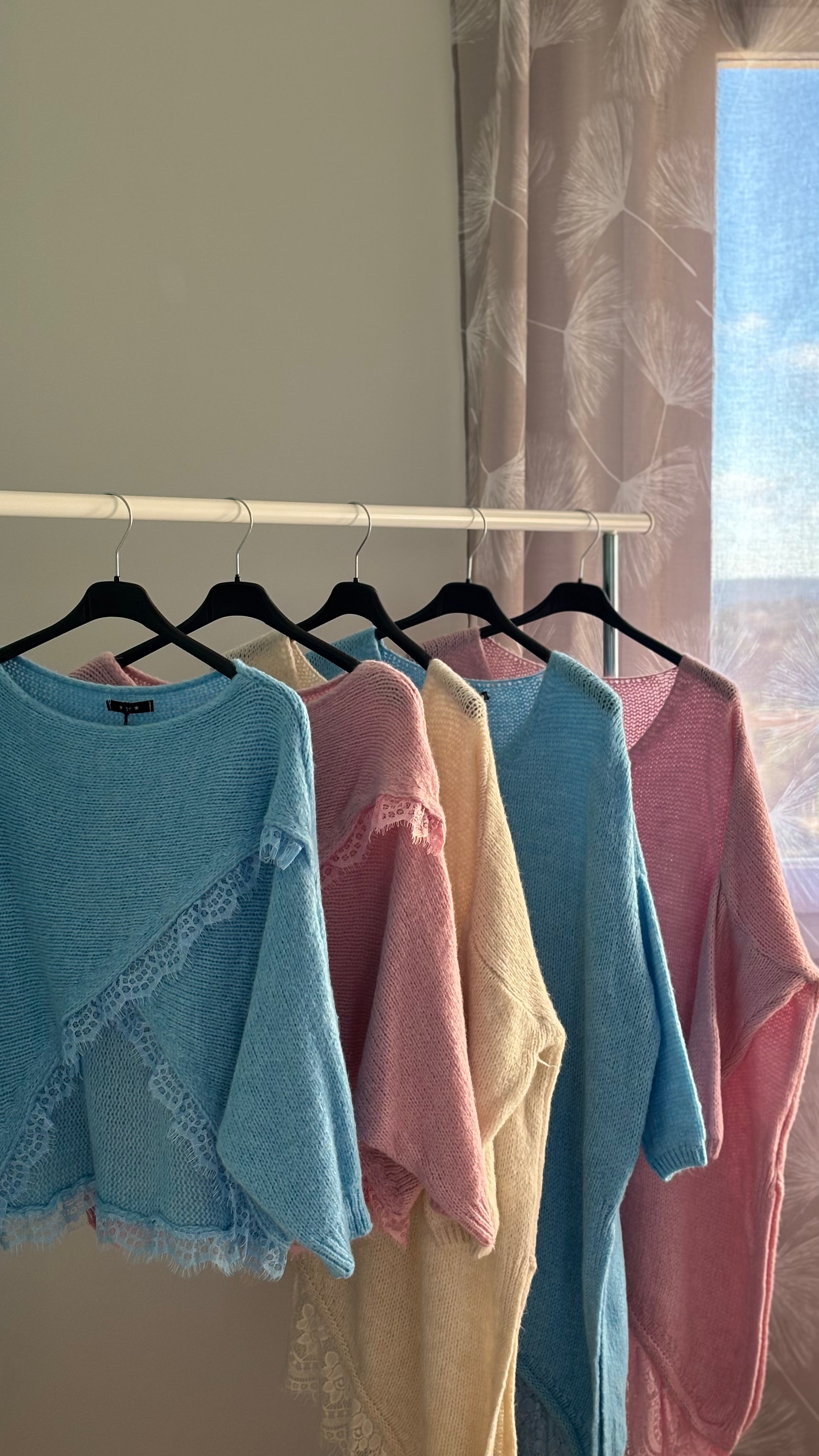 Pull croisé dentelle