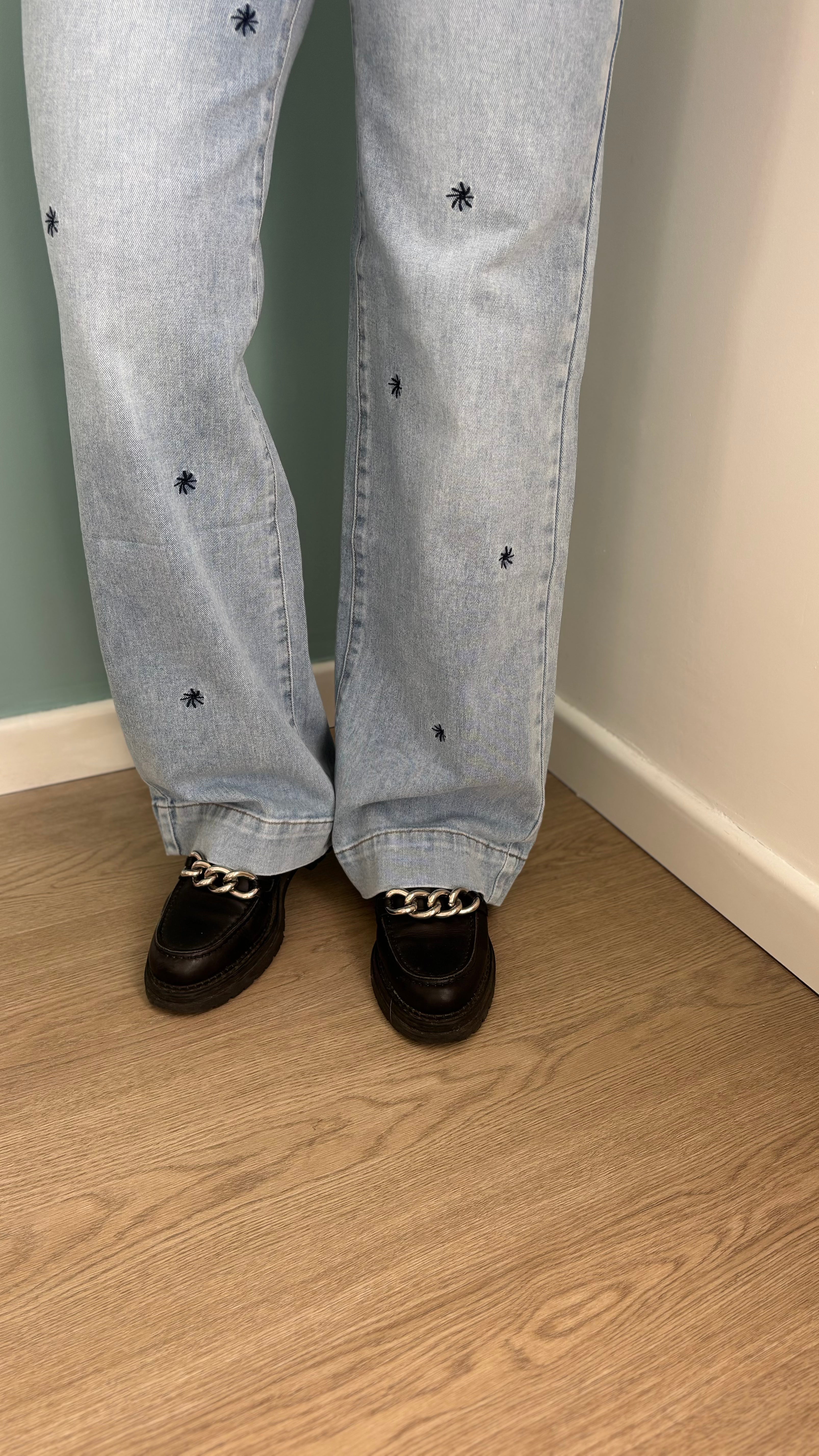 Jean jambe large broderie fleur